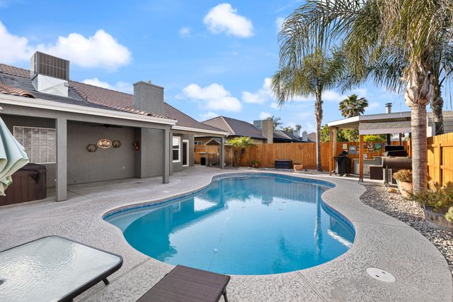 2845 Kensington Court, Hanford, CA 93230