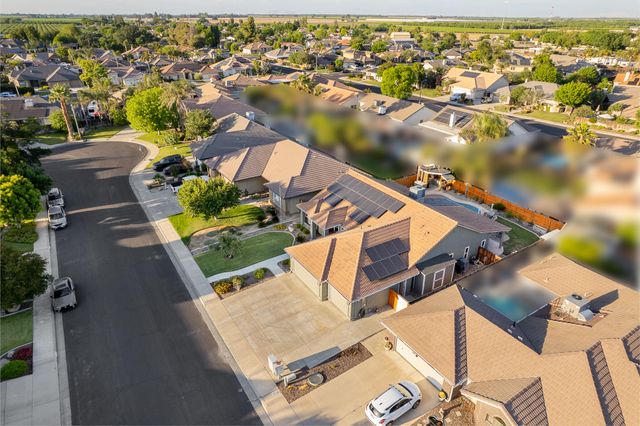 2845 Kensington Court, Hanford, CA 93230