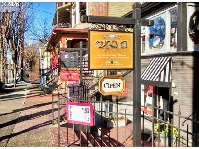 1926 W BURNSIDE St 807, Portland, OR 97209