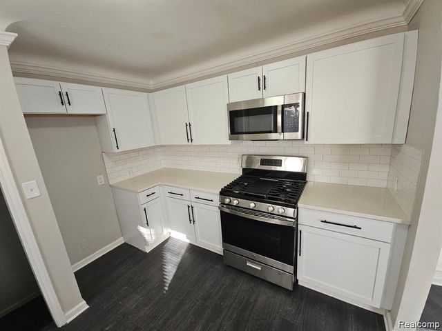 20300 Elkhart Street, Harper Woods, MI 48225