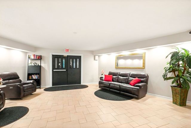 1450 W Sandpebble Drive 347, Wheeling, IL 60090