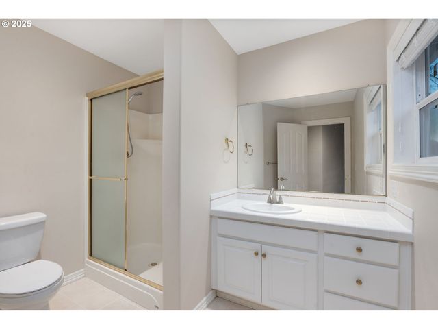 17421 BROOKHURST Dr, Lake Oswego, OR 97034