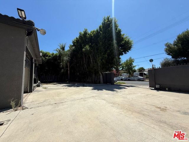6742 Radford Avenue, Los Angeles, CA 91606