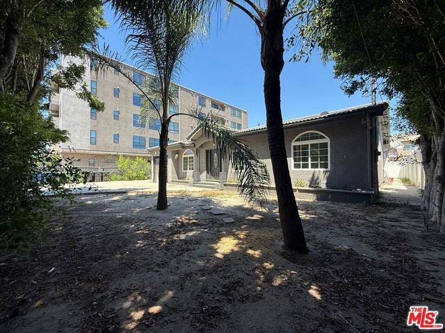 6742 Radford Avenue, Los Angeles, CA 91606