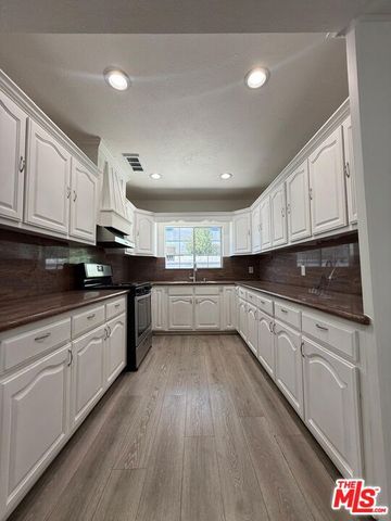 6742 Radford Avenue, Los Angeles, CA 91606