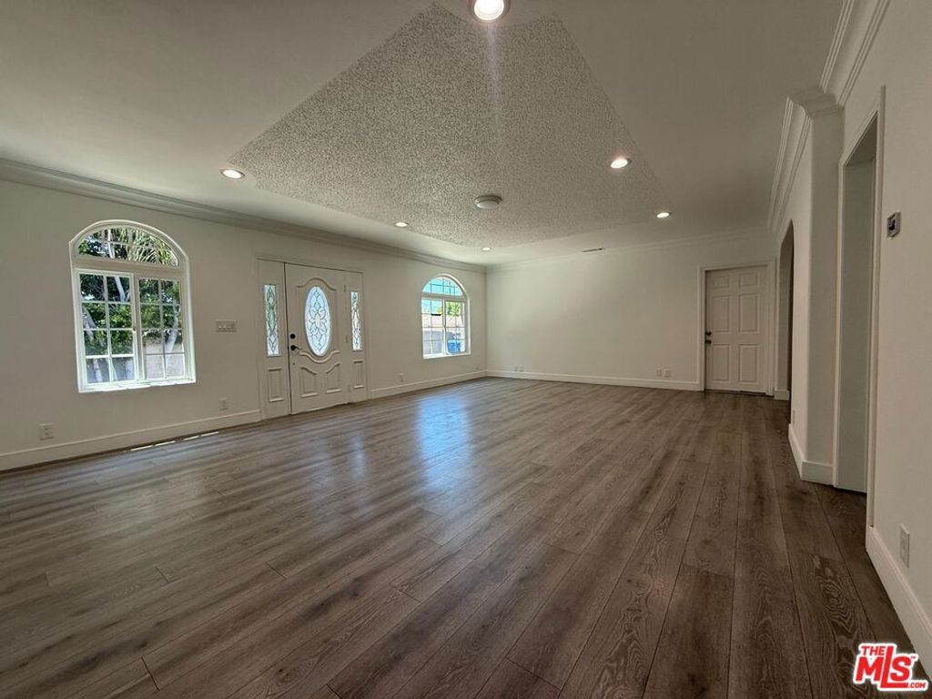 6742 Radford Avenue, Los Angeles, CA 91606