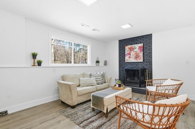 155 Mill St, Burlington, MA 01803