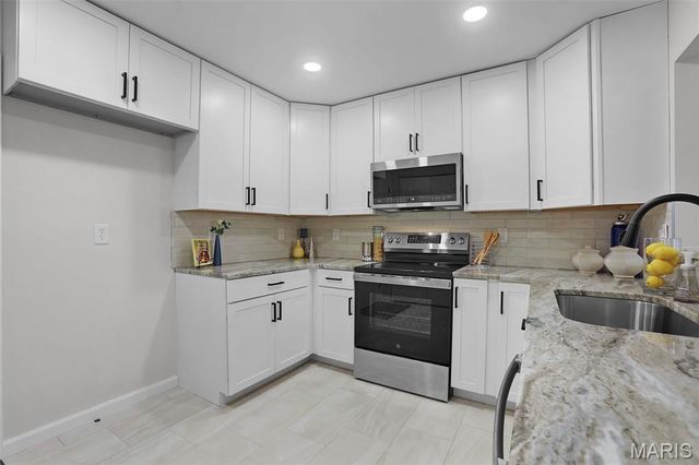 1032 King Henry Court, Creve Coeur, MO 63146