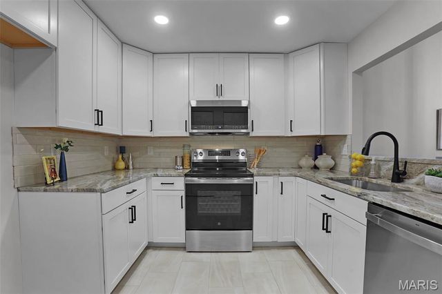 1032 King Henry Court, Creve Coeur, MO 63146