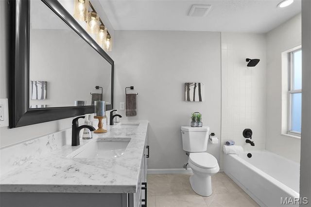 1032 King Henry Court, Creve Coeur, MO 63146