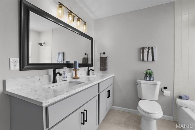 1032 King Henry Court, Creve Coeur, MO 63146