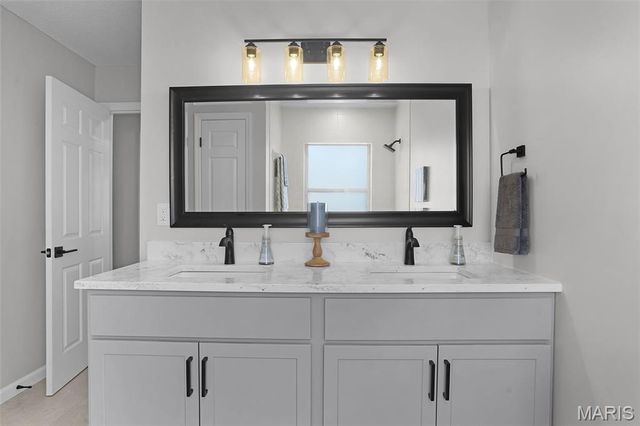 1032 King Henry Court, Creve Coeur, MO 63146