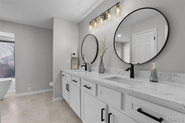 1032 King Henry Court, Creve Coeur, MO 63146