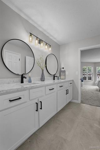 1032 King Henry Court, Creve Coeur, MO 63146