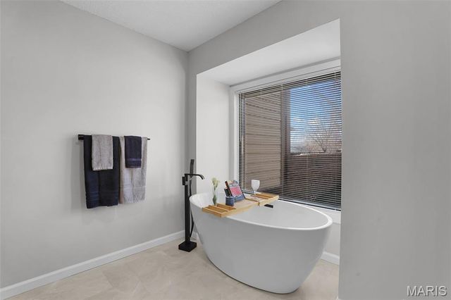 1032 King Henry Court, Creve Coeur, MO 63146