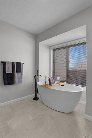 1032 King Henry Court, Creve Coeur, MO 63146