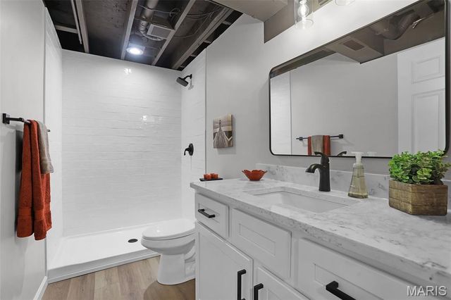 1032 King Henry Court, Creve Coeur, MO 63146