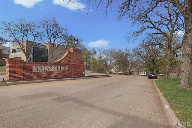 1032 King Henry Court, Creve Coeur, MO 63146