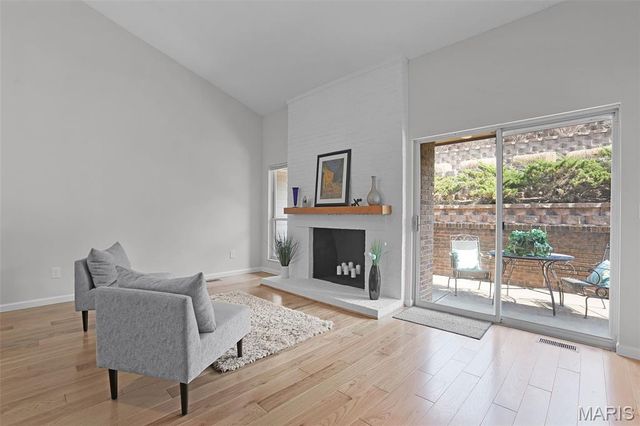 1032 King Henry Court, Creve Coeur, MO 63146