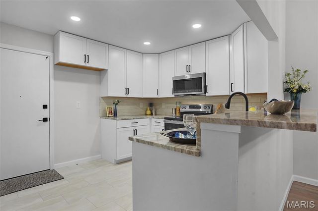 1032 King Henry Court, Creve Coeur, MO 63146