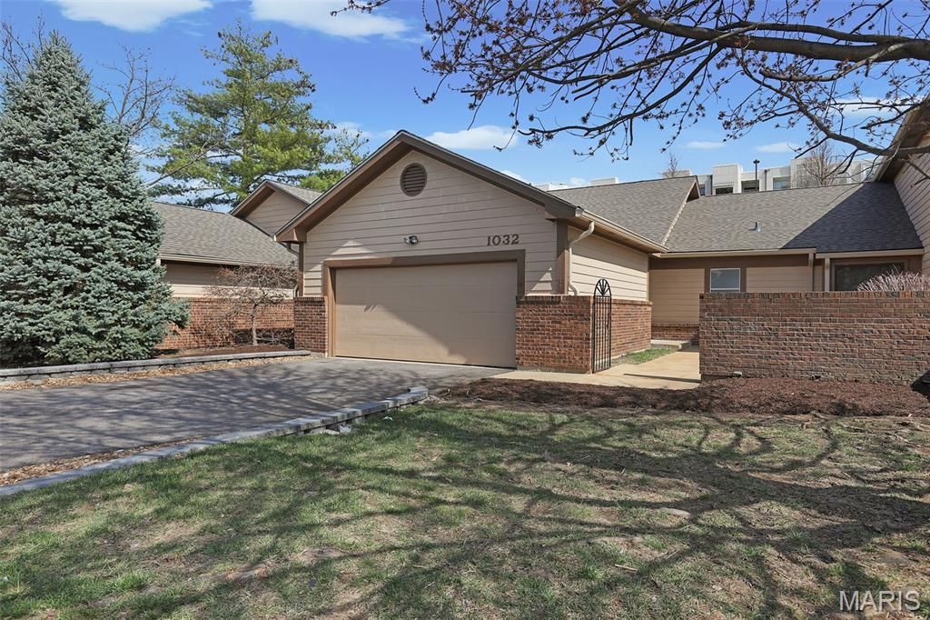 1032 King Henry Court, Creve Coeur, MO 63146