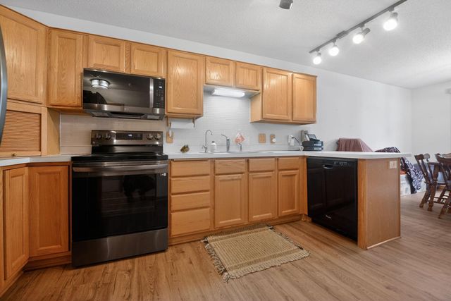 7040 49th Street N, Oakdale, MN 55128