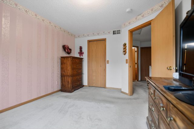 7040 49th Street N, Oakdale, MN 55128