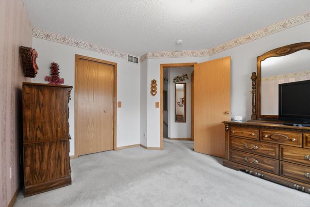 7040 49th Street N, Oakdale, MN 55128