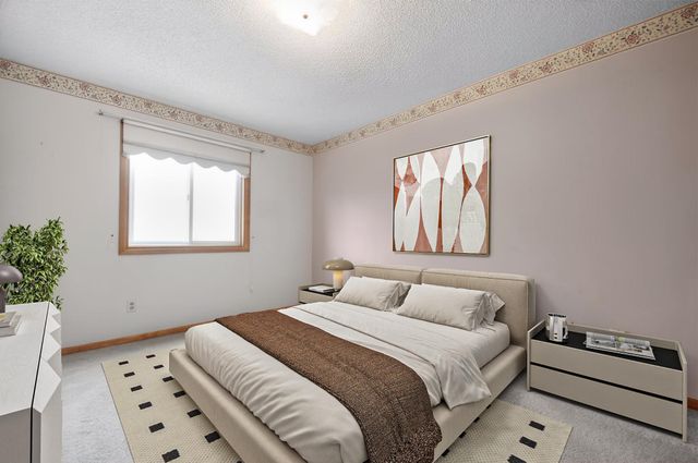 7040 49th Street N, Oakdale, MN 55128