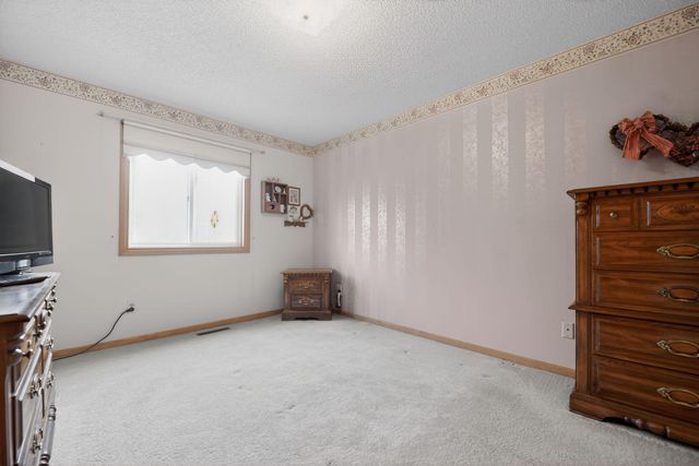 7040 49th Street N, Oakdale, MN 55128