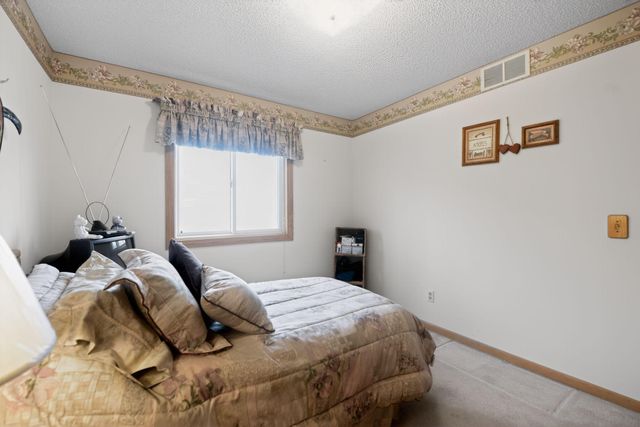 7040 49th Street N, Oakdale, MN 55128