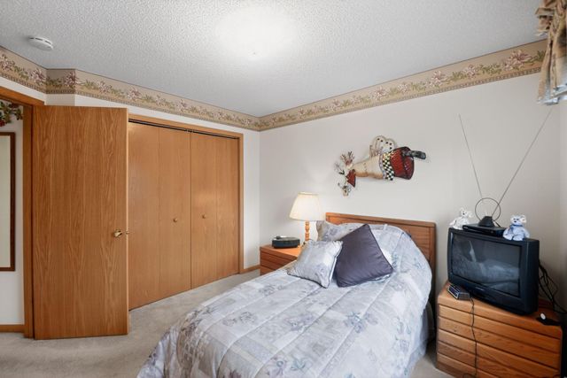 7040 49th Street N, Oakdale, MN 55128