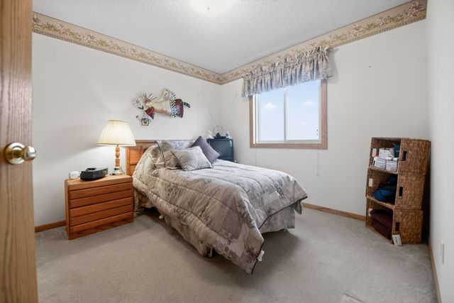 7040 49th Street N, Oakdale, MN 55128