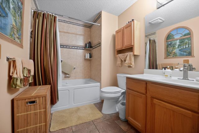 7040 49th Street N, Oakdale, MN 55128