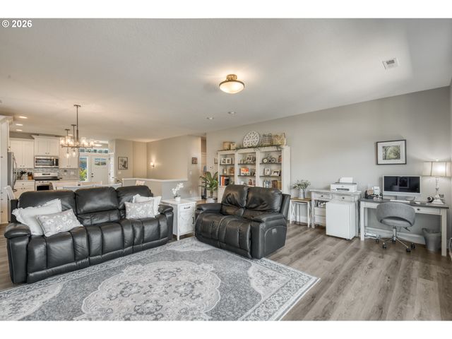 227 E TAYLOR Dr, Newberg, OR 97132