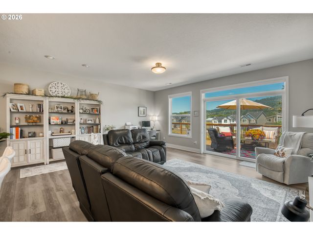 227 E TAYLOR Dr, Newberg, OR 97132