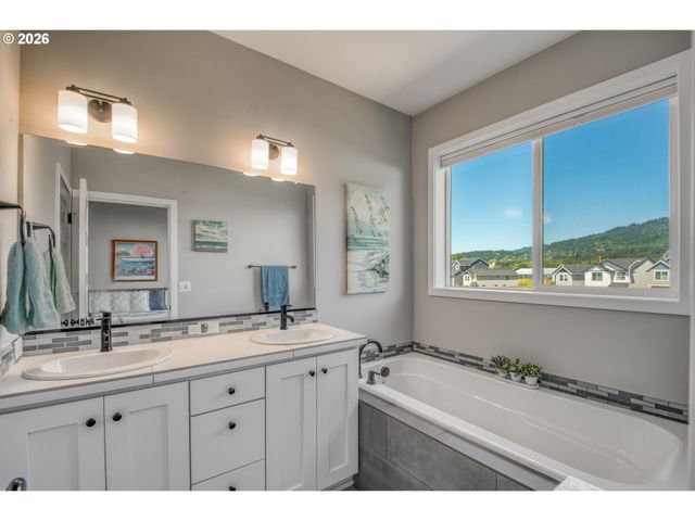 227 E TAYLOR Dr, Newberg, OR 97132