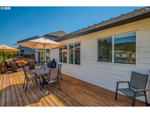 227 E TAYLOR Dr, Newberg, OR 97132