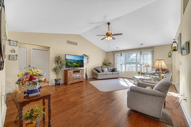 805 Veterans Lane, Crown Point, IN 46307