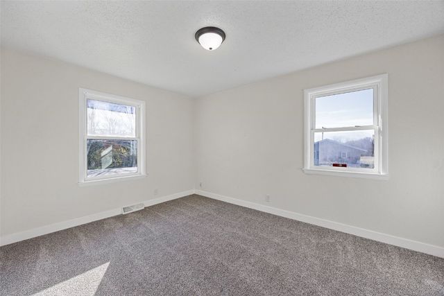 809 Iowa Street, Center Point, IA 52213