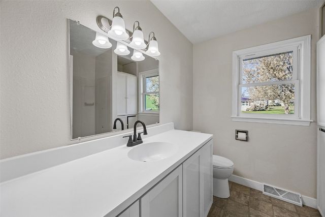 809 Iowa Street, Center Point, IA 52213