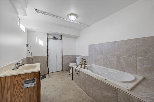 809 Iowa Street, Center Point, IA 52213