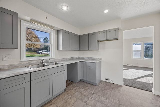 809 Iowa Street, Center Point, IA 52213