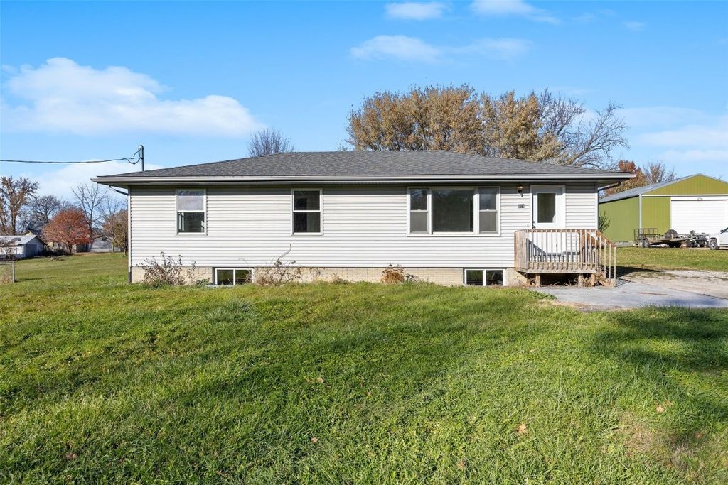 809 Iowa Street, Center Point, IA 52213