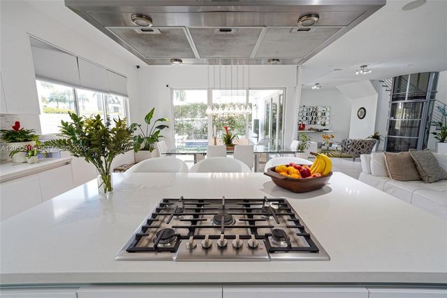 7515 NW 99th Ave, Doral, FL 33178