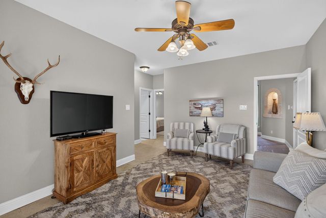 814 Scenic LOOP, Kingsland, TX 78639