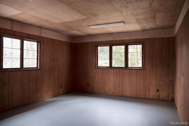 6076 Hugh Street, Burton, MI 48509