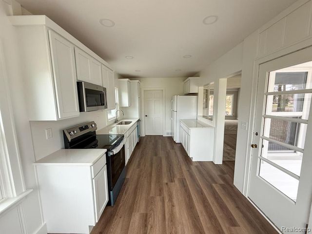 6076 Hugh Street, Burton, MI 48509