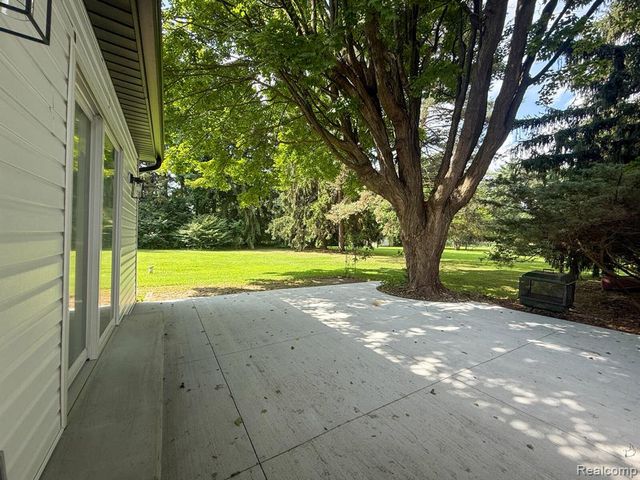 6076 Hugh Street, Burton, MI 48509