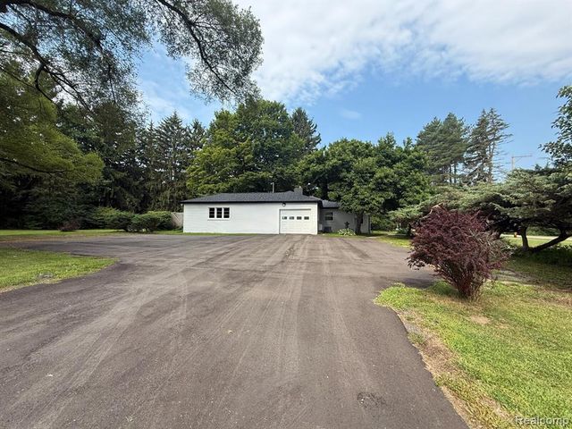 6076 Hugh Street, Burton, MI 48509